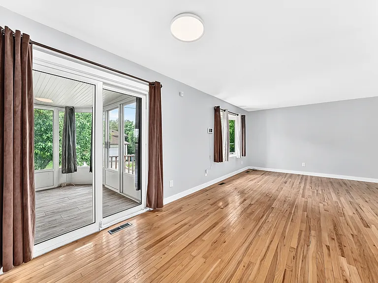 64 Riverton Ave — Photo 8
