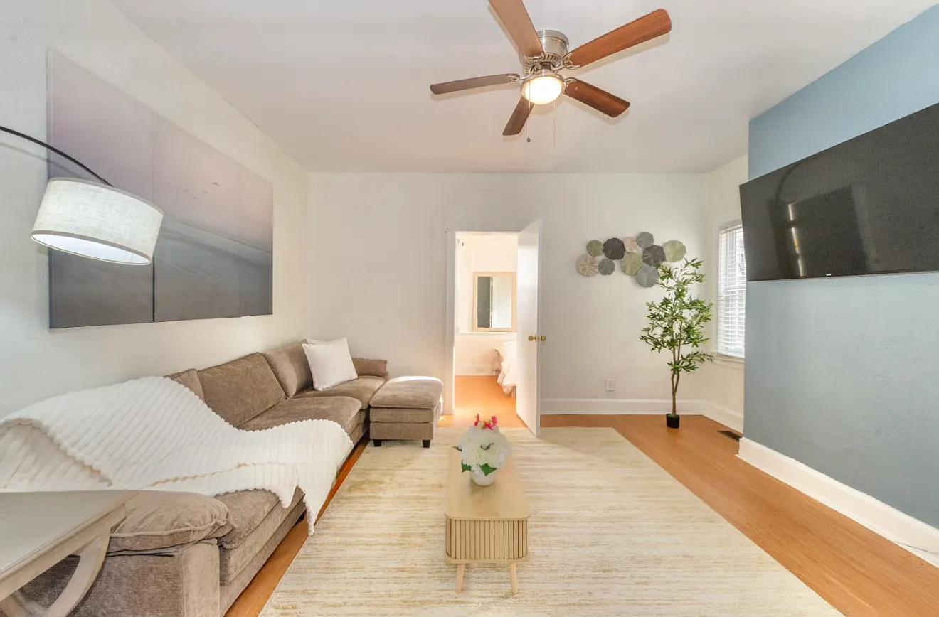 2 bed, 1000 sqft, $3,000 — Photo 1