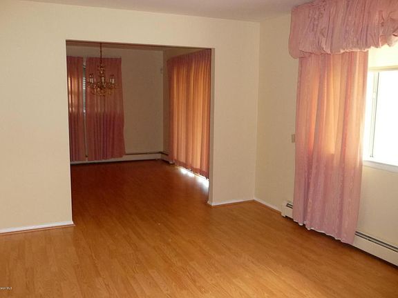 5th image of 45 Harrington Dr S