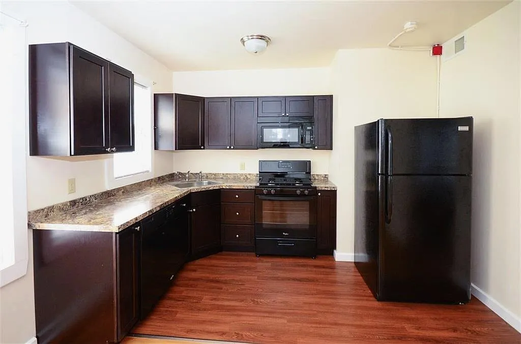2 bed, 1.0 bath, 750 sqft, $1,575 — Photo 2