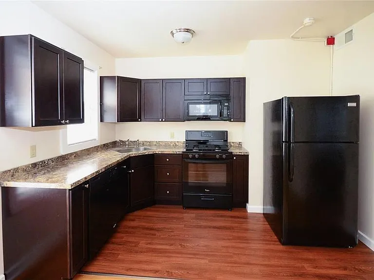 690 Elm St — Photo 2
