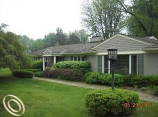 566 Yorkton Ln, Bloomfield Hills, MI 48304