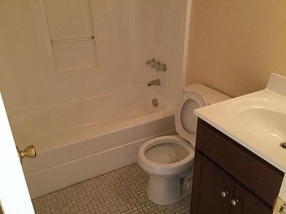 4th image of 820B Lexington St