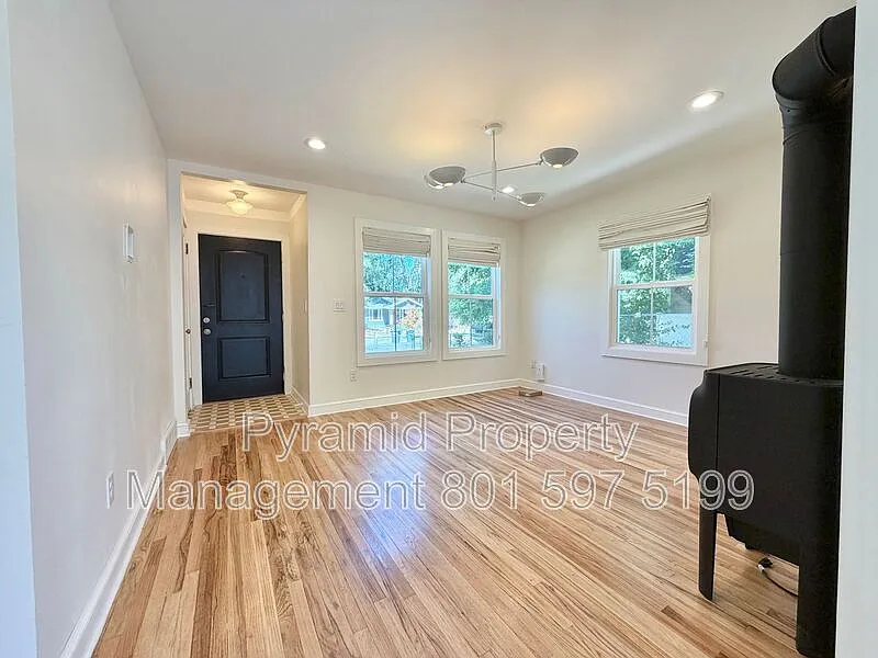 4 bed, 2.0 bath, 1486 sqft, $2,600 — Photo 2