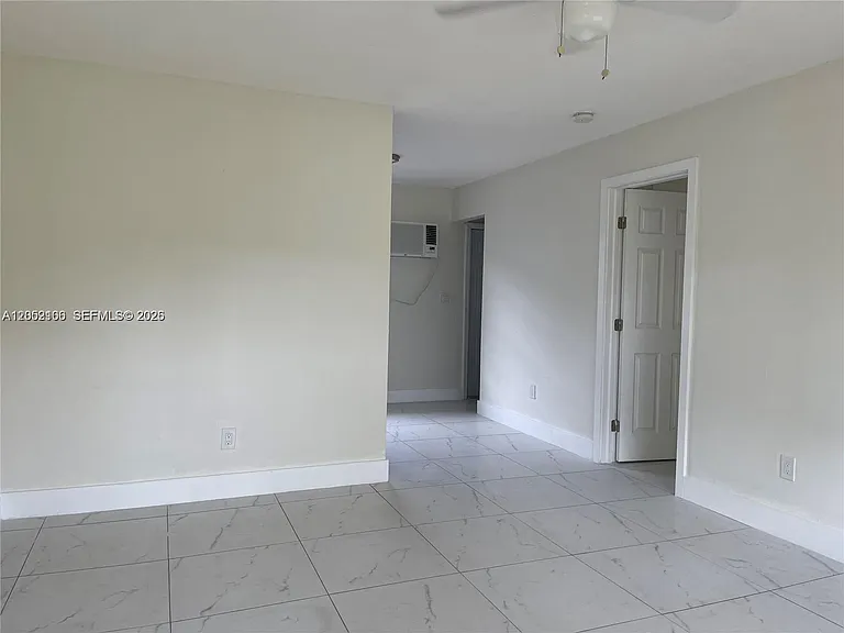 1013 NE 3rd Ave #3 — Photo 3