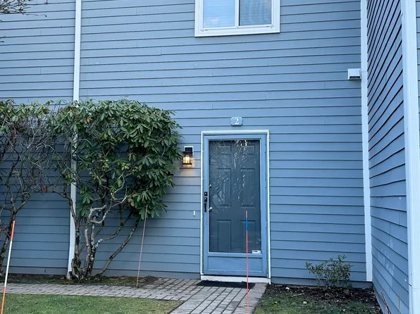 2 Farmington Meadow Dr, Farmington, CT 06032