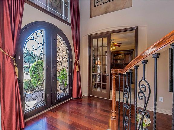 Gleannloch grandeur at it's finest. These massive doors grab your attention upon entry; setting the stage for elegant design, thoughtful archetctural elements and everyday comfortable living.