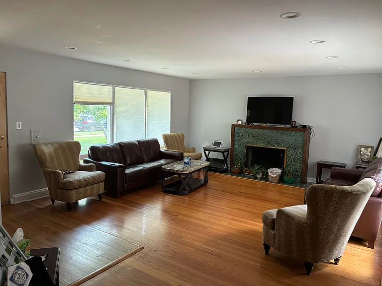 4915 Jerome Ave — Photo 4