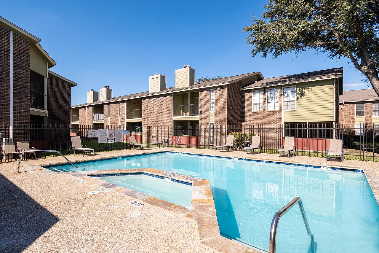 La Prada Place Apartments — Photo 1