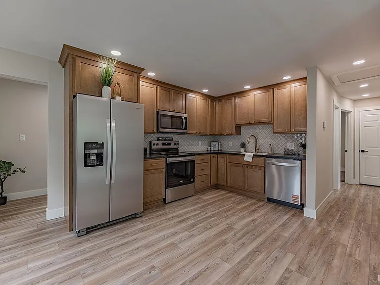 1628 E Blackford Ave — Photo 6