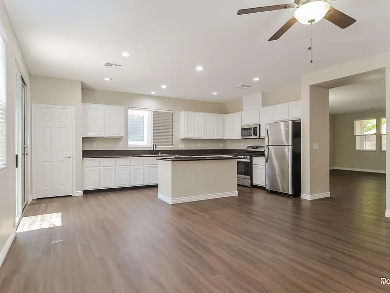 2125 Silvereye Dr — Photo 3