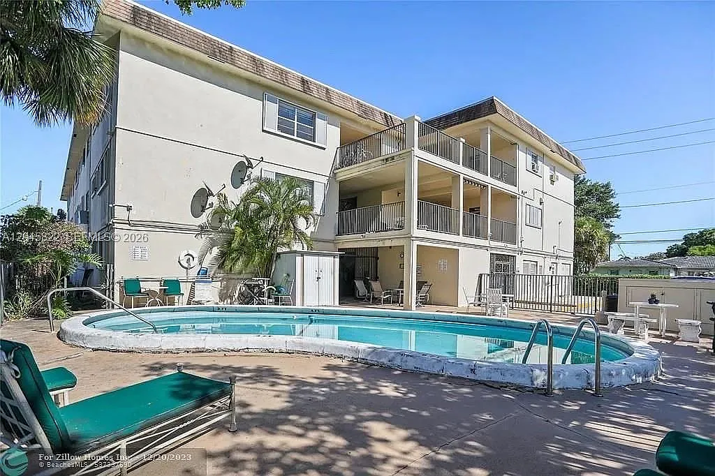 Royal Palm Gardens Condo — Photo 1