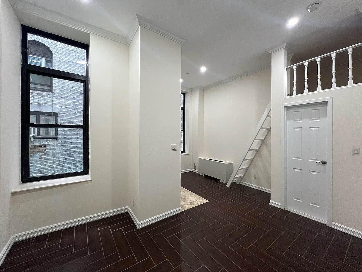 Photo 2 of 15 - 304 W 92nd St #1T - New York, NY Building Photo - 304 W 92nd St #1T
