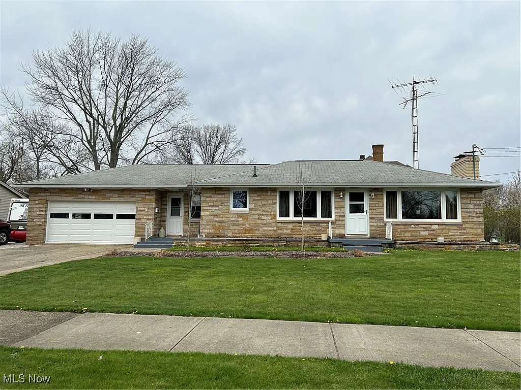 965 Parkside Dr photo 1
