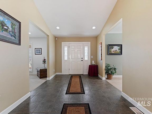3rd image of 4609 N Mountain View Dr
