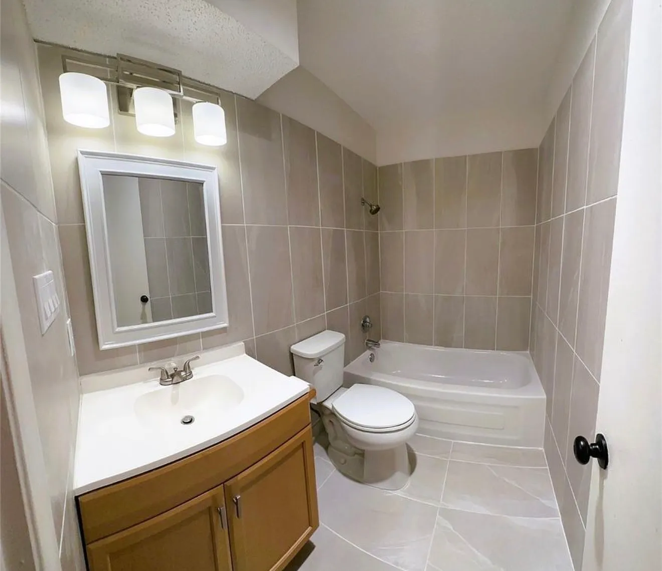 2 bed, 933 sqft, $1,600 — Photo 4