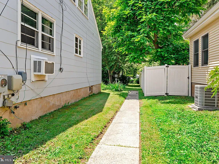 4 Pierson Pl #B — Photo 16