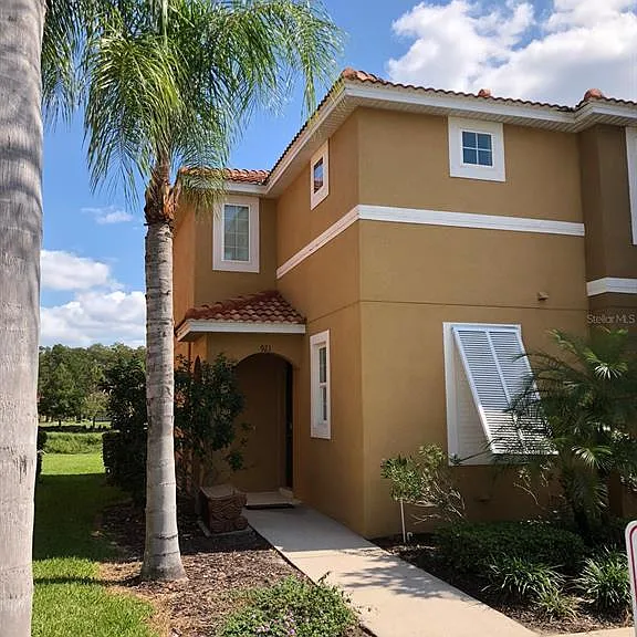 921 Las Fuentes Dr — Photo 1