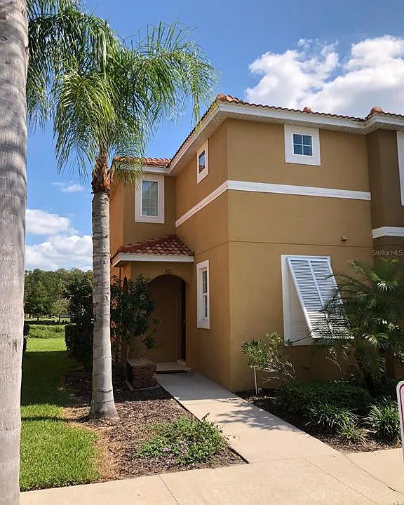 921 Las Fuentes Dr