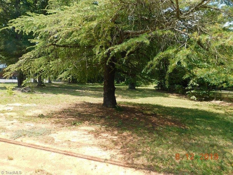 2nd image of 1740 W Davis St