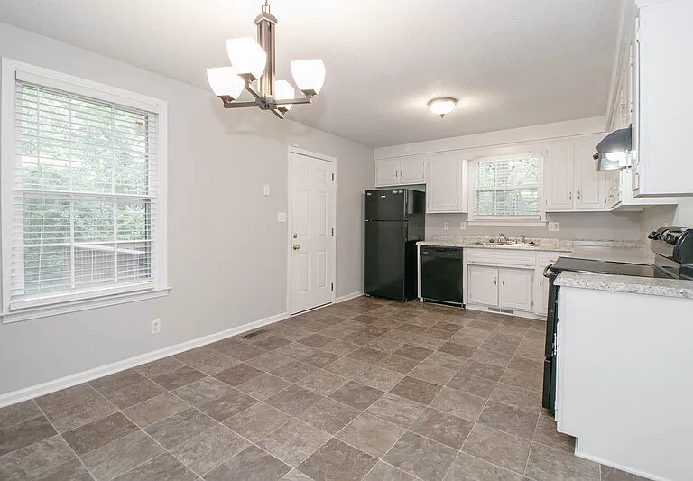 398 Louise Ln — Photo 4