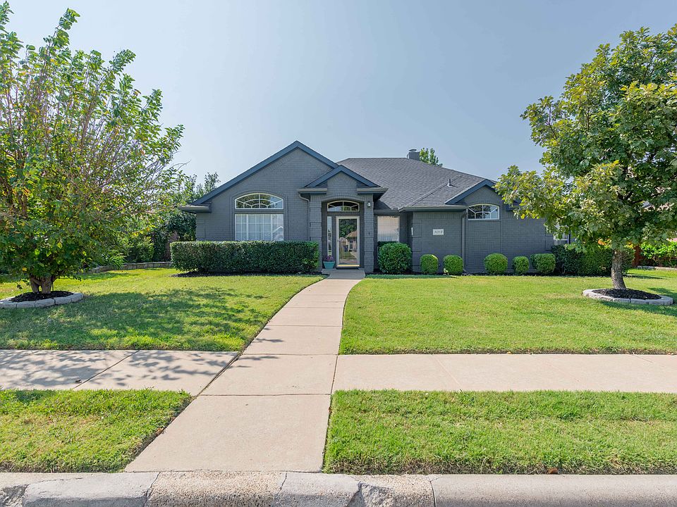 1st image of 3018 Creekside Dr