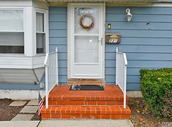 3rd image of 221 S Pershing Ave
