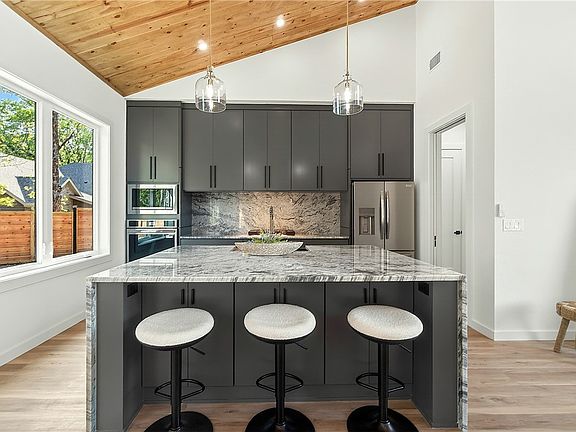 4th image of 27 Luncarty Ln