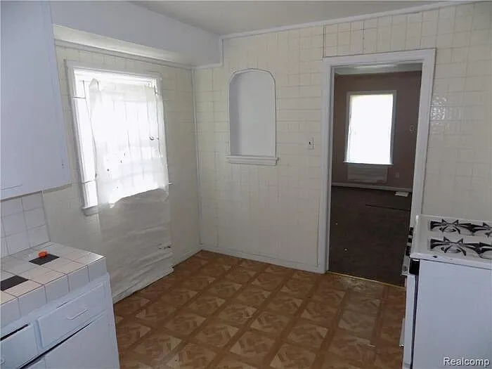18708 Shaftsbury Ave — Photo 4