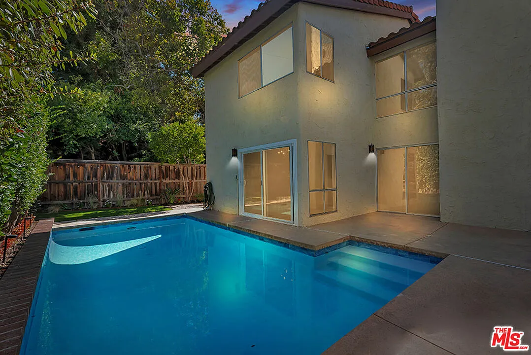 3 bed, 2.5 bath, 1925 sqft, $5,400 — Photo 3