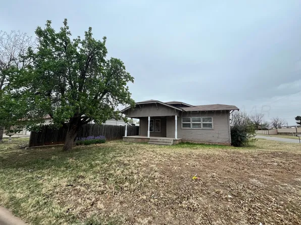 300 Avenue E SE, Childress, TX 79201