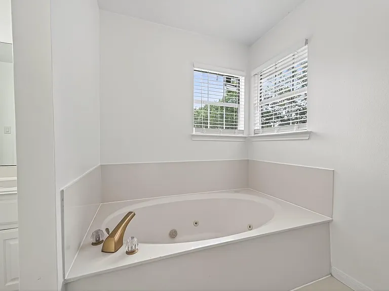 2431 Parkwood Ln — Photo 24