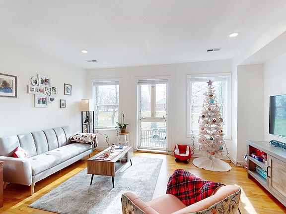 4th image of 2648 W Glenlake Ave APT 1C