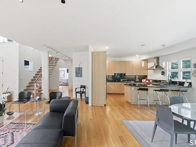51 Maple Ave S — Photo 4