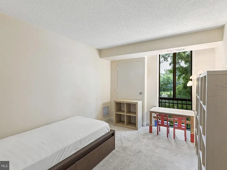 1401 N Rhodes St #406 — Photo 6