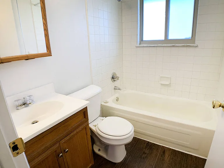 Crown Crossing Apartments — Photo 42