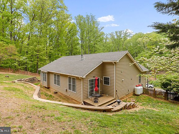 3rd image of 449 Shagbark Ln