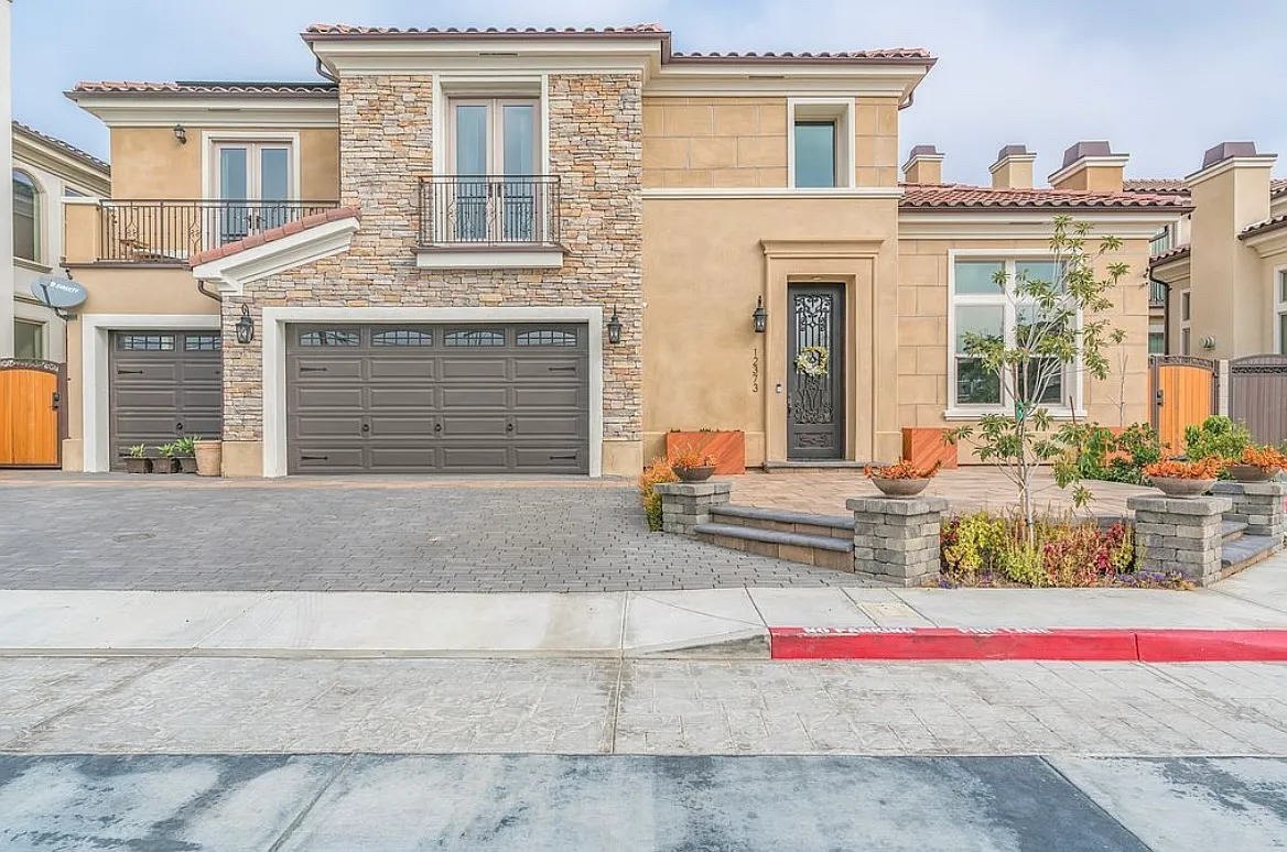 5 bed, 4.5 bath, 4960 sqft, $12,000 — Photo 1