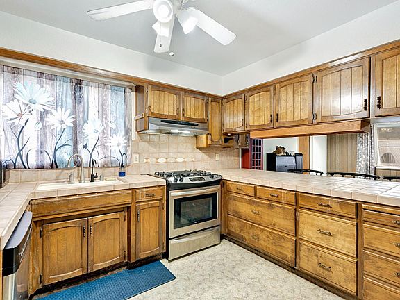 4th image of 2352 Cabrillo Way