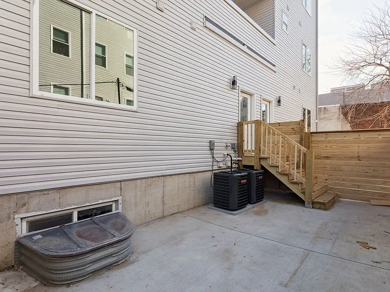 2550 Hope St — Photo 16
