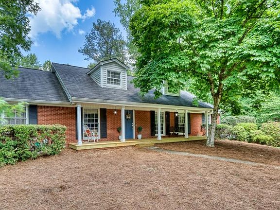3rd image of 450 Barkshire Ln