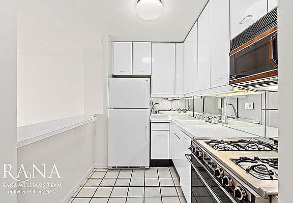 3rd image of 255 E 49th St APT 5C