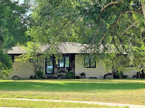 121 W Boynton Ave, Lennox, SD 57039