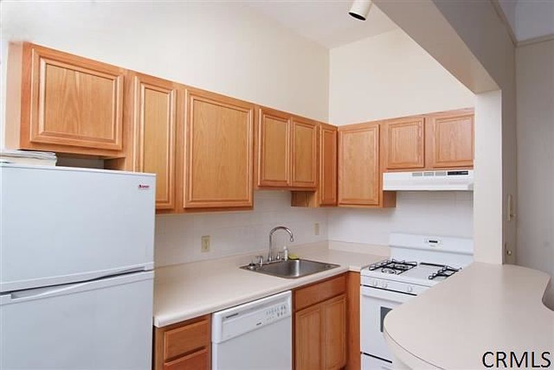 4th image of 371 STATE Street