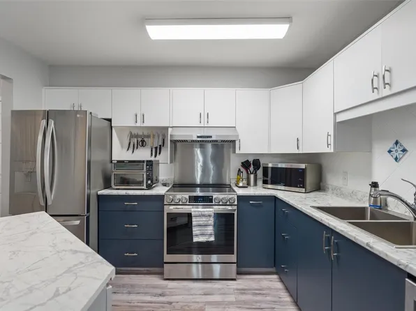 3931 Shelbourne St #102, Saanich, BC V8P 4H9