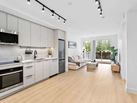 3rd image of 3055 Murray St #216