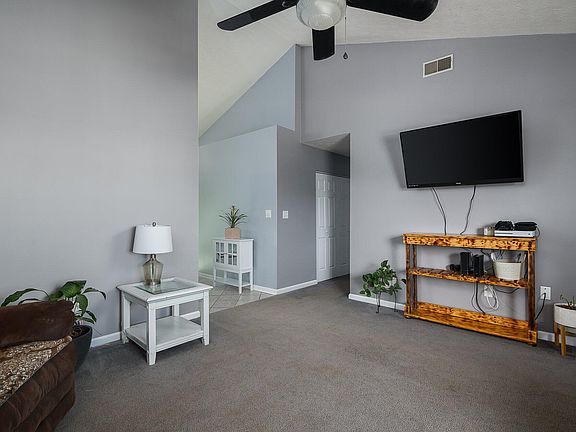 5th image of 261 Holly Ln