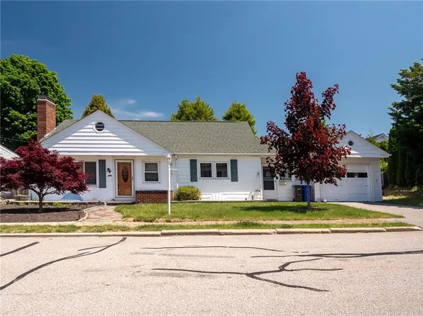 7 Hopedale Dr, West Warwick, RI 02893