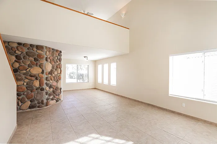 3 bed, 2.5 bath, 2068 sqft, $2,095 — Photo 3