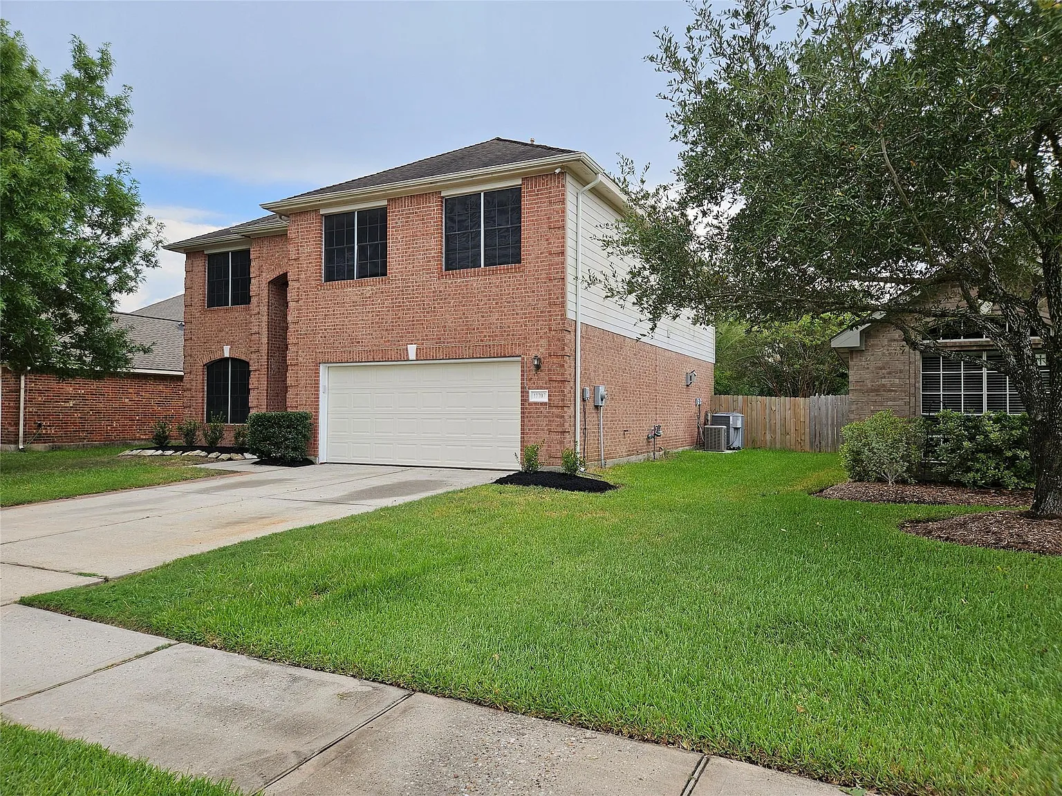 4 bed, 2.5 bath, 2560 sqft, $2,500 — Photo 2